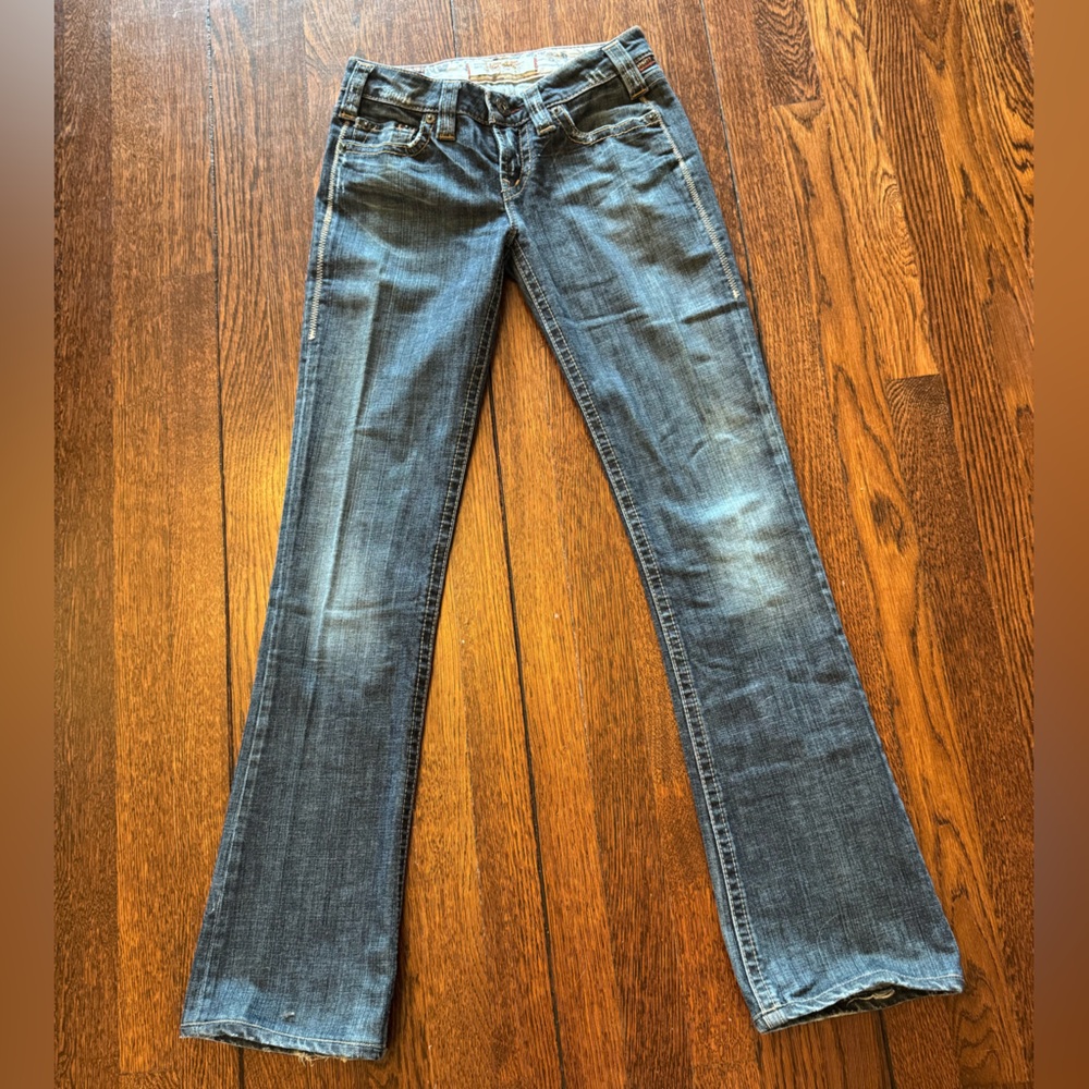 1921 flap pocket mid-rise straight leg jeans, size 26. Contrast stitching. ￼